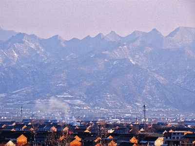 Berg dorf riesig gegensatz
 Foto