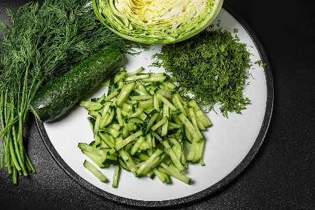 黒 料理 ハーブ 前菜
 写真