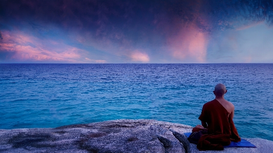 Foto Biarawan agama buddha theravada
 meditasi laut