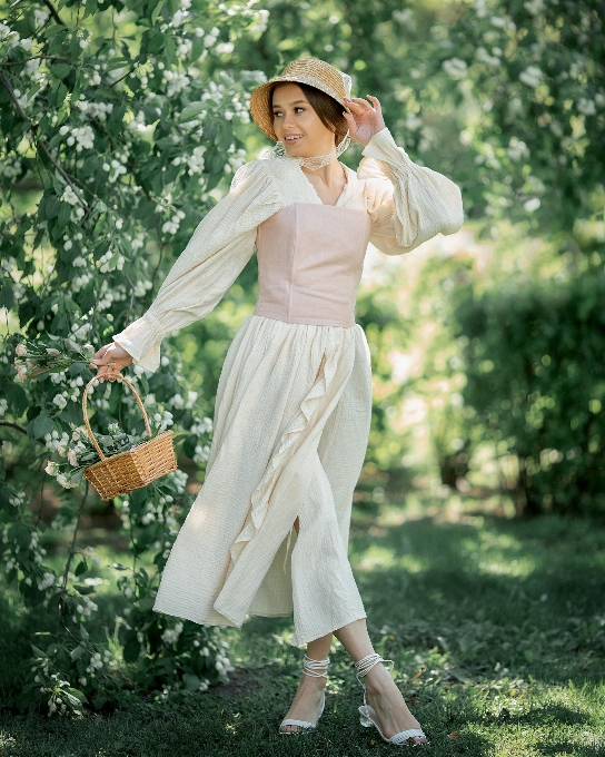 Mujer planta gente en la naturaleza
 sombrero