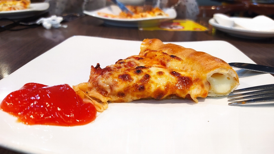 Pizza makanan peralatan makan
 piring