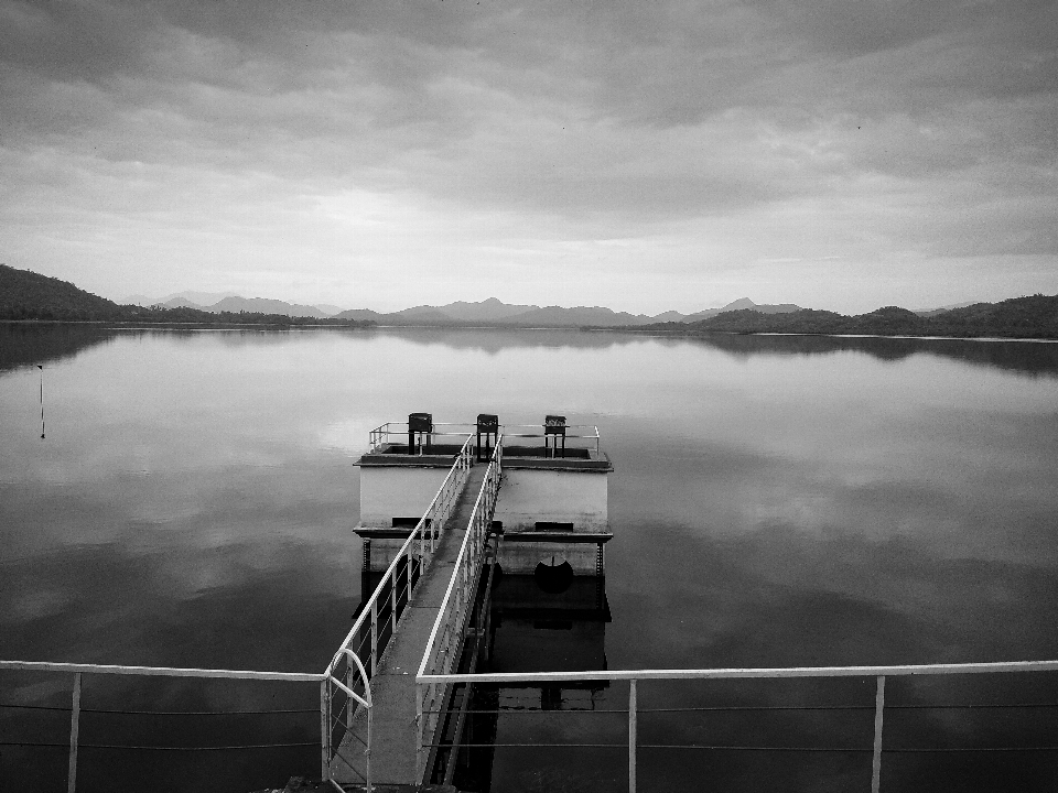 Paysage pont lac nuage