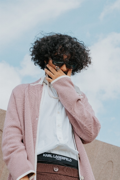 Mujer cabello cielo nube