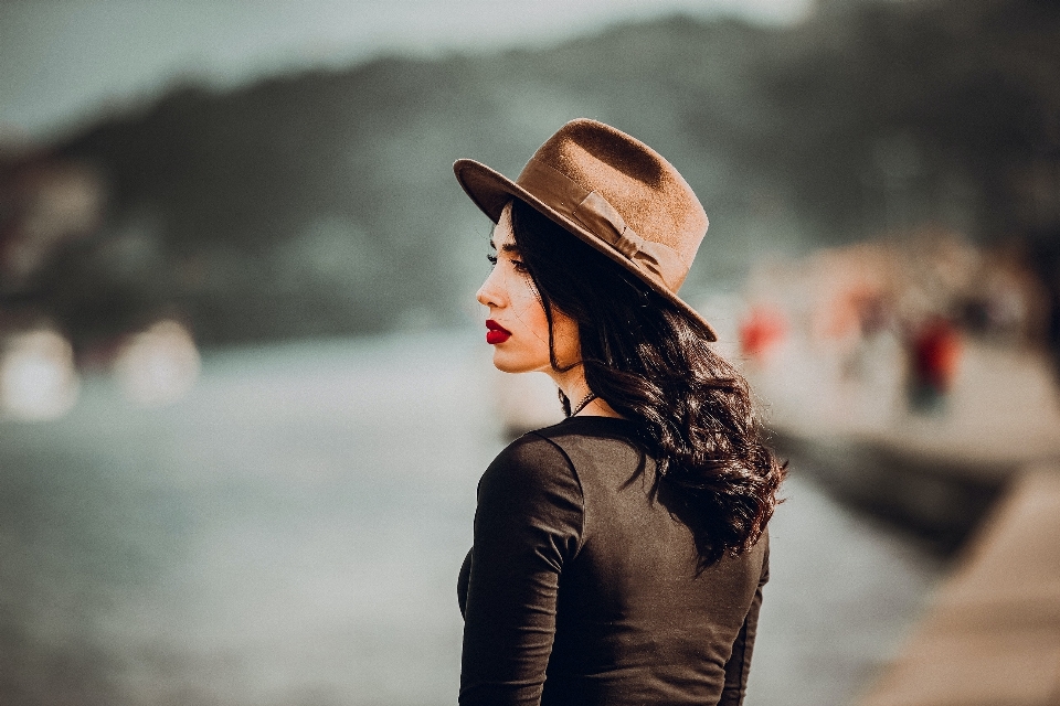 Femme lèvre chapeau photographie au flash
