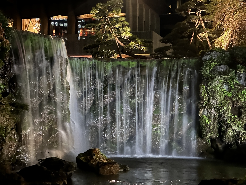 Cascada hotel agua luz