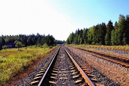 Фото отслеживать Железнодорожный поле железная дорога
