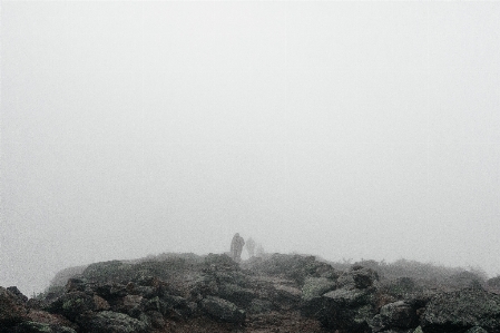 Foto A piedi montagna nevicare nebbia