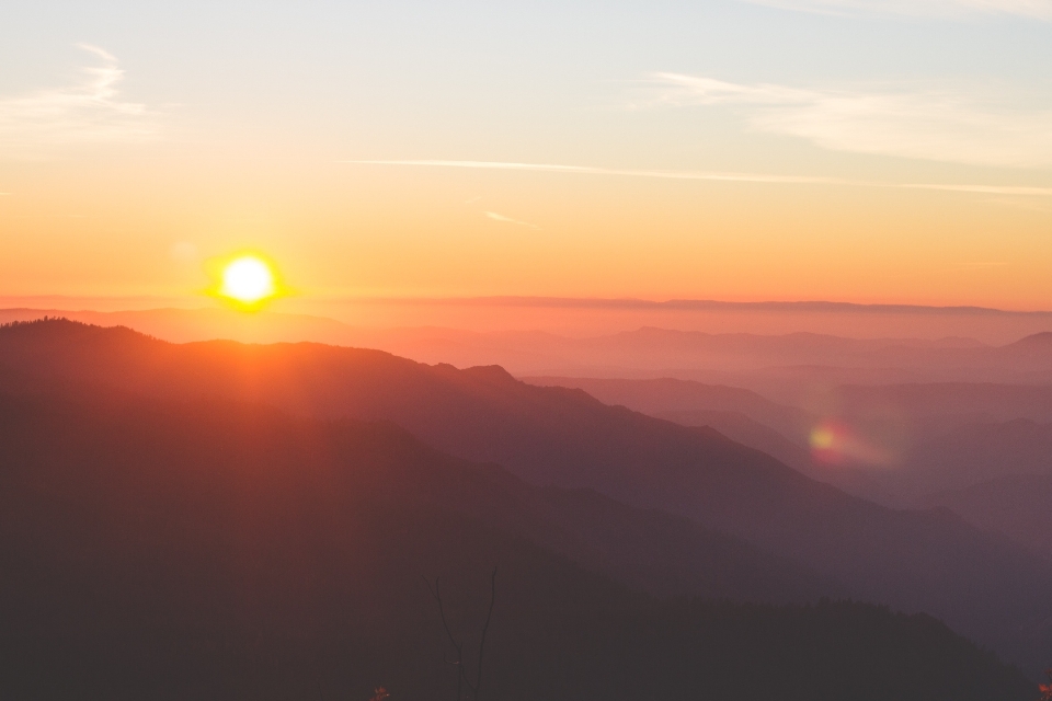 地平線 山 太陽 日の出