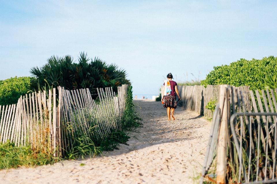 Plaża trawa piasek kobieta