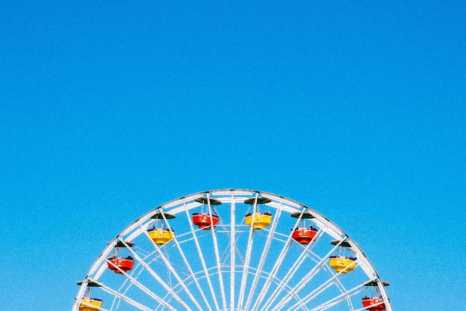 Recreación rueda de la fortuna
 parque atracciones
