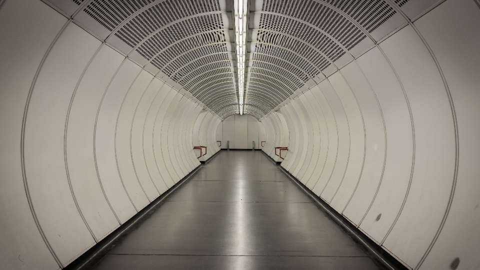 Skrzydło biały tunel metro