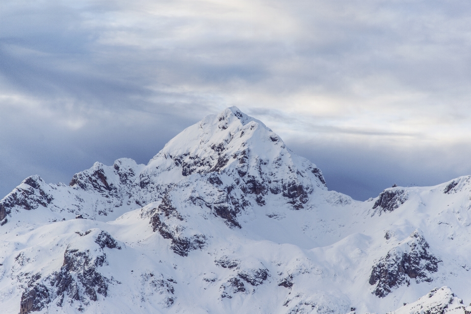 Paesaggio all'aperto montagna nevicare