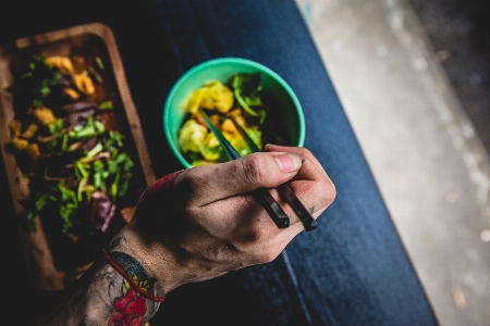 Foto Tangan orang fotografi makanan