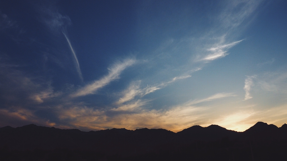 Horizon silhouette mountain cloud