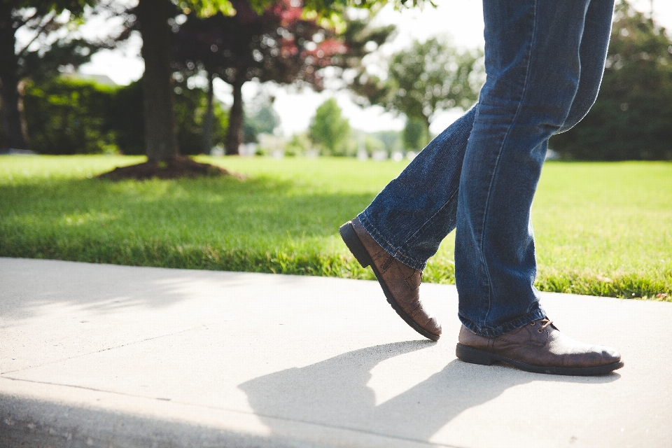 Homme marche chaussure trottoir
