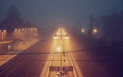 Foto Cakrawala embun lampu melacak