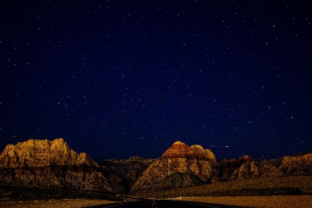 Foto Cakrawala gunung langit malam