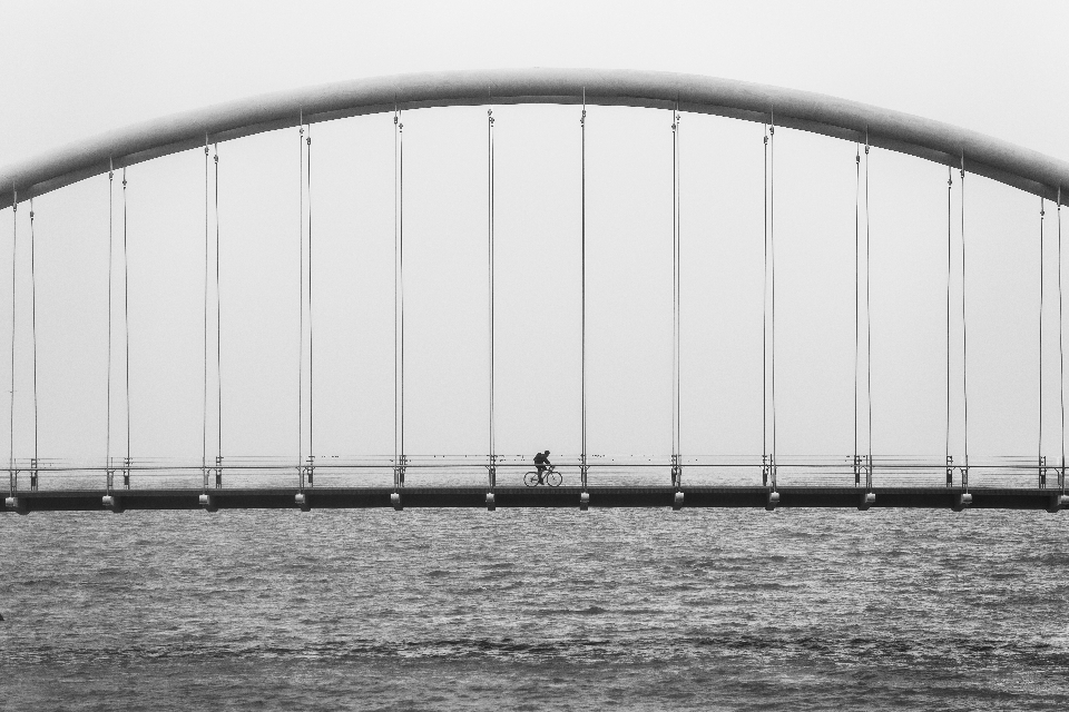 Acqua all'aperto bianco e nero
 architettura