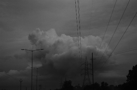 Foto Awan hitam dan putih
 langit suasana