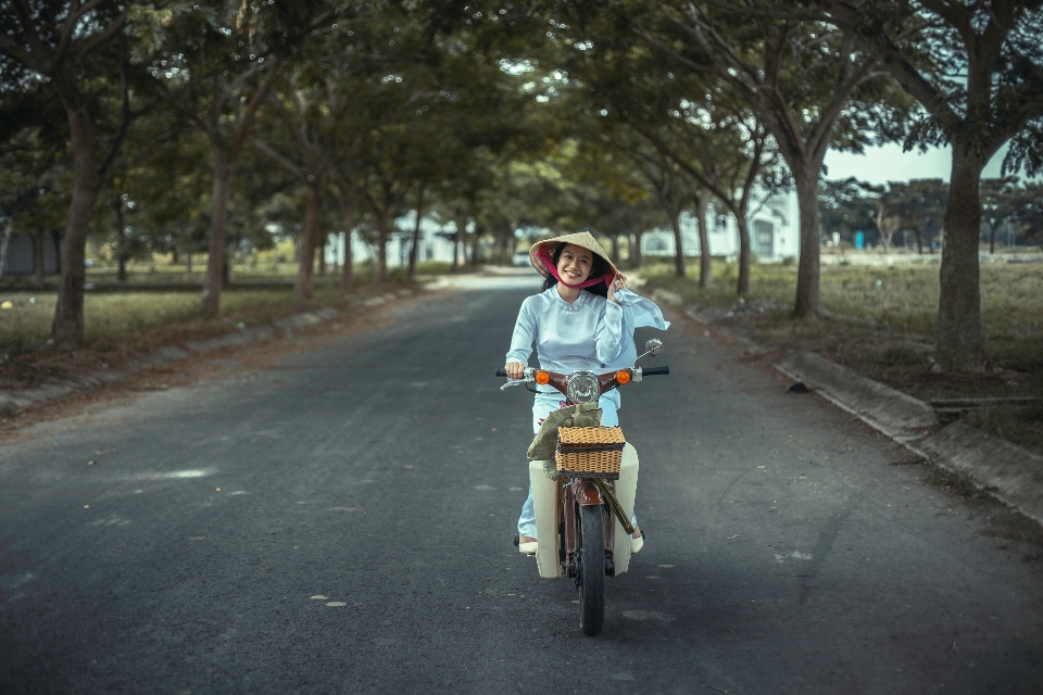 Persona donna strada bicicletta