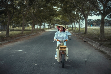 人 女性 道 自転車 写真