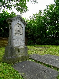 Foto Batu monumen kuburan mati