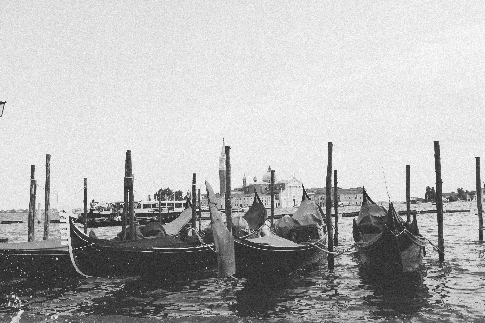 Noir et blanc
 bateau véhicule mât