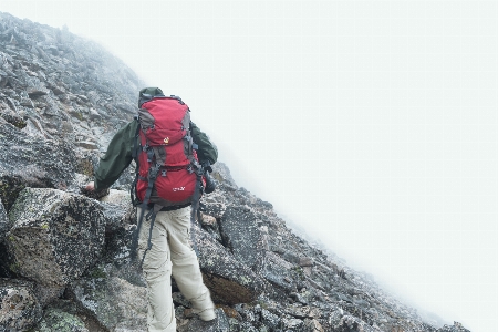 Foto Sedang berjalan gunung petualangan rekreasi