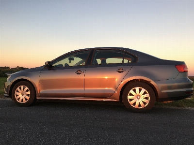 Zdjęcie Samochód koło volkswagena
 pojazd