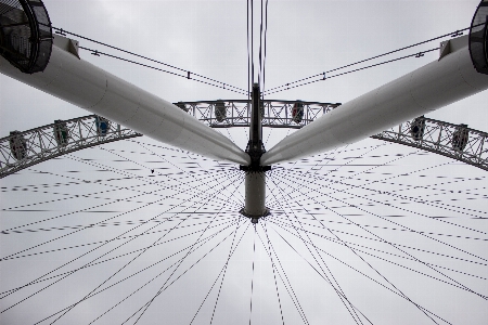 Photo Aile noir et blanc
 roue vent