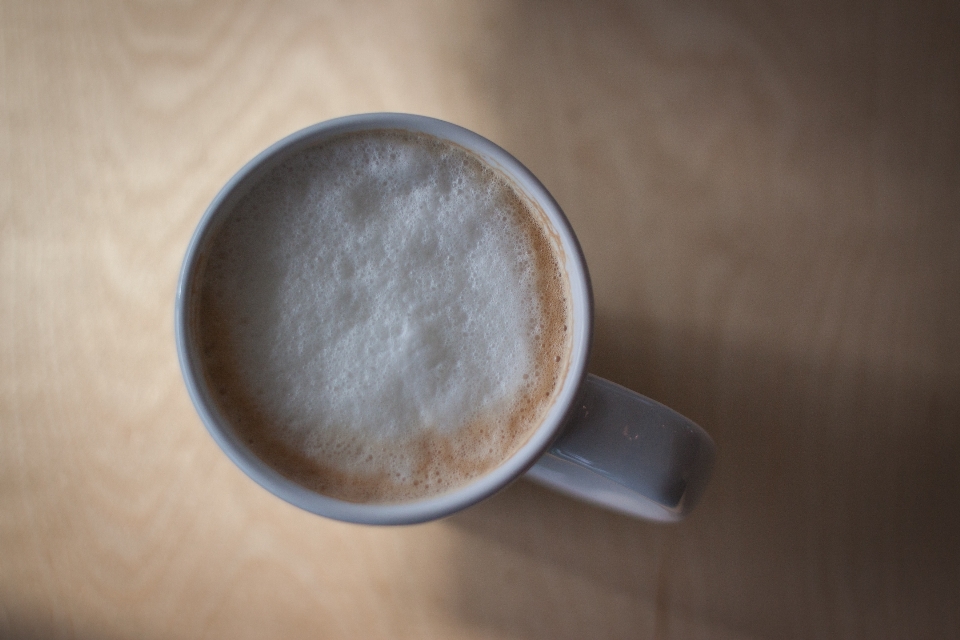 Café espuma xícara com leite