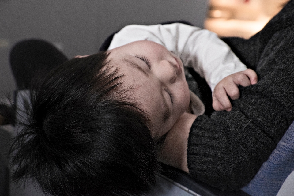 Personne cheveux dormant enfant