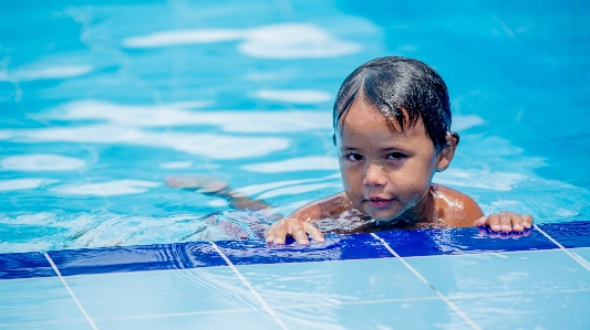 Foto Bermain rekreasi kolam renang
 santai