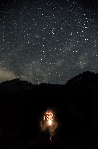 Foto Kreatif lampu langit malam