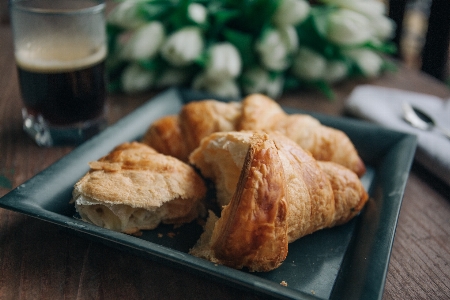 コーヒー チューリップ 皿 食事 写真