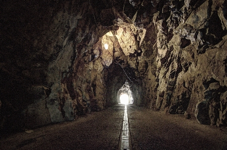 Foto Terowongan pembentukan gua kegelapan
