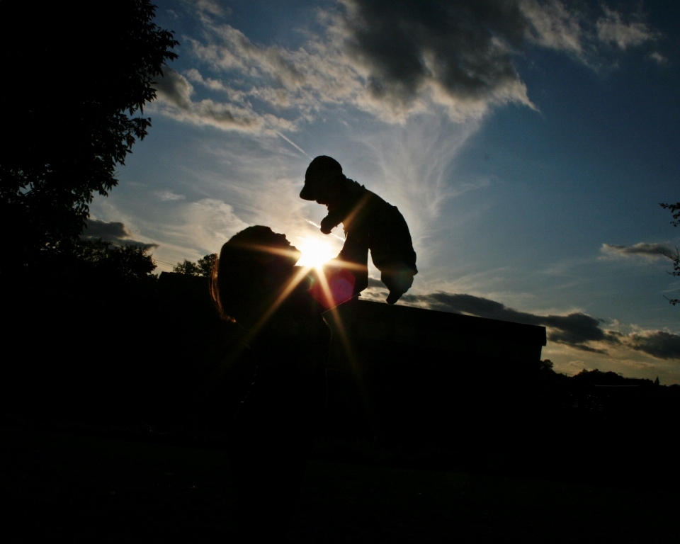 Main silhouette lumière nuage