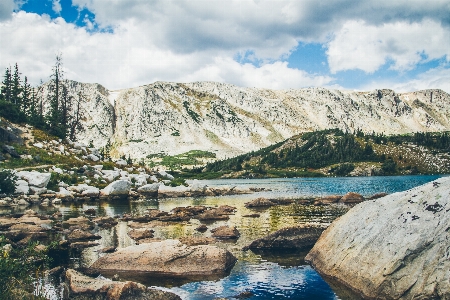 Landschaft baum wasser rock Foto