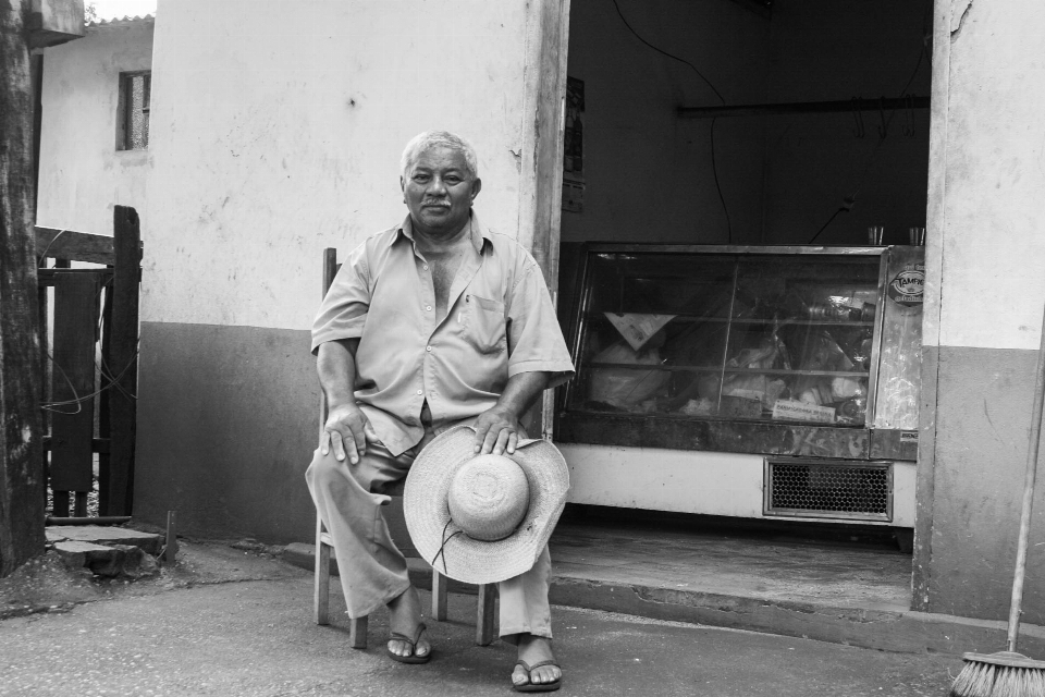 Homem pessoa preto e branco
 estrada