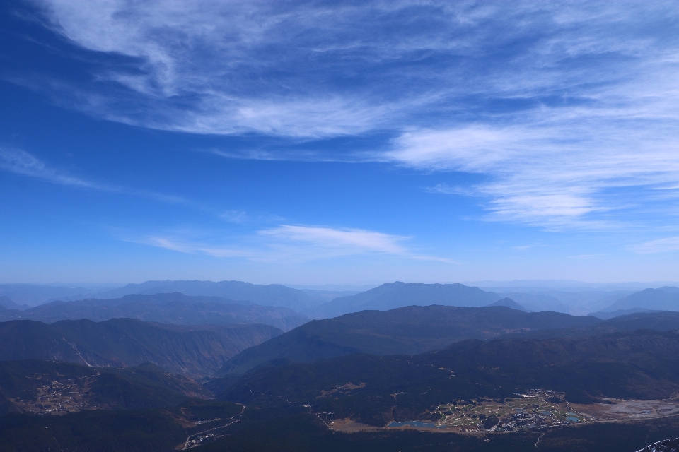 Lanskap cakrawala gunung awan