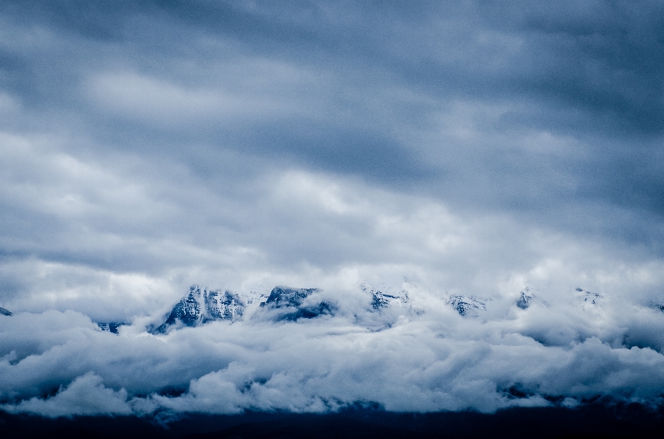 Orizzonte montagna nevicare nube