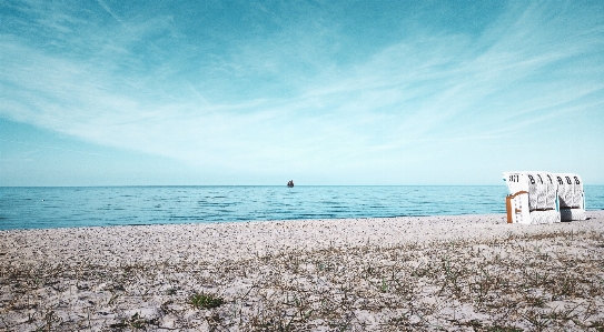 Foto Pantai laut pesisir pasir