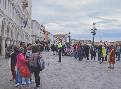 Foto Pedone persone passerella strada