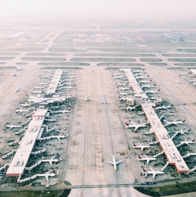 Nuvoloso grattacielo aeroporto aereo