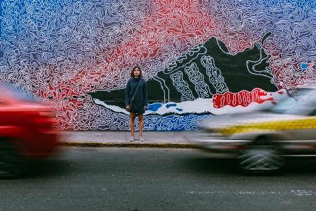 女性 街 車 花 写真