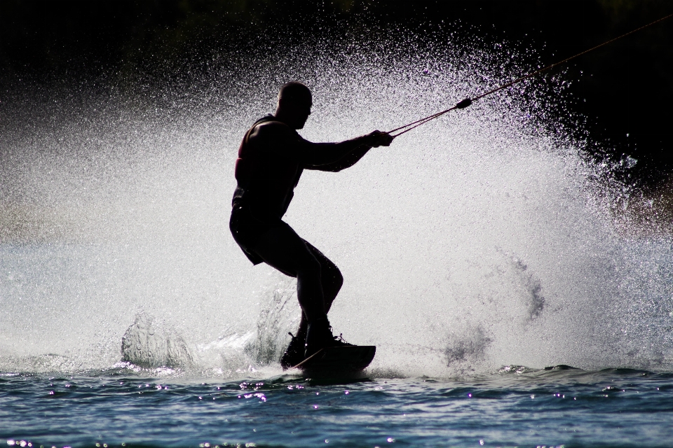 Acqua sport onda fare surf