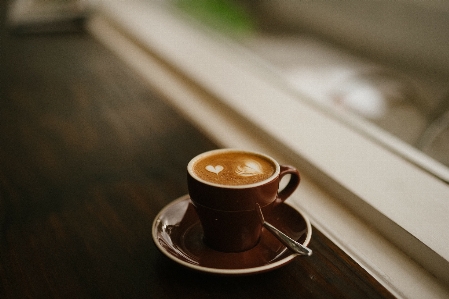 Foto Kopi pagi cangkir latte