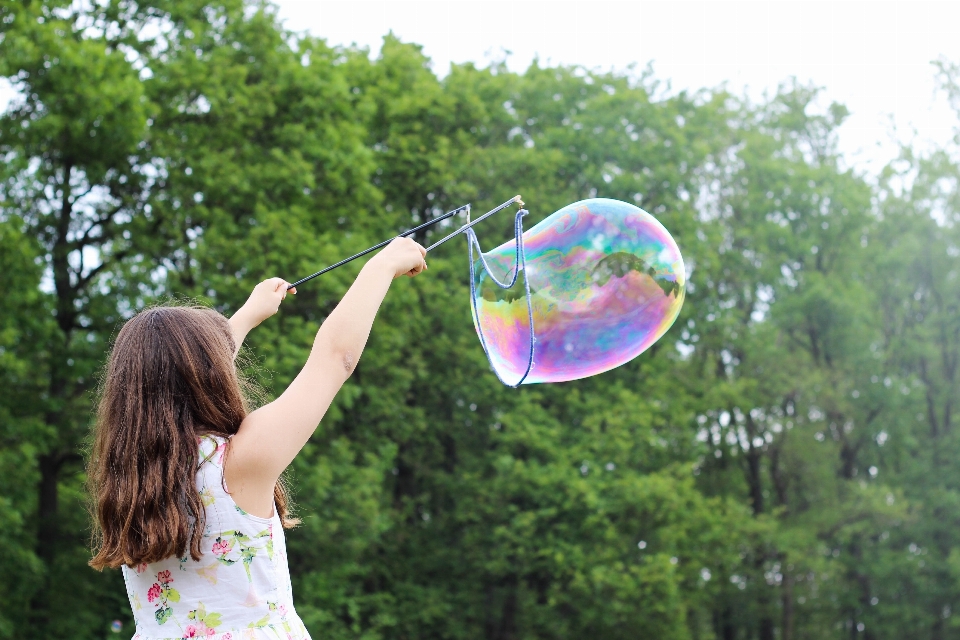 Fille jouer fleur enfant