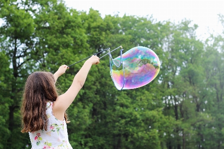 女の子 遊ぶ 花 子供 写真