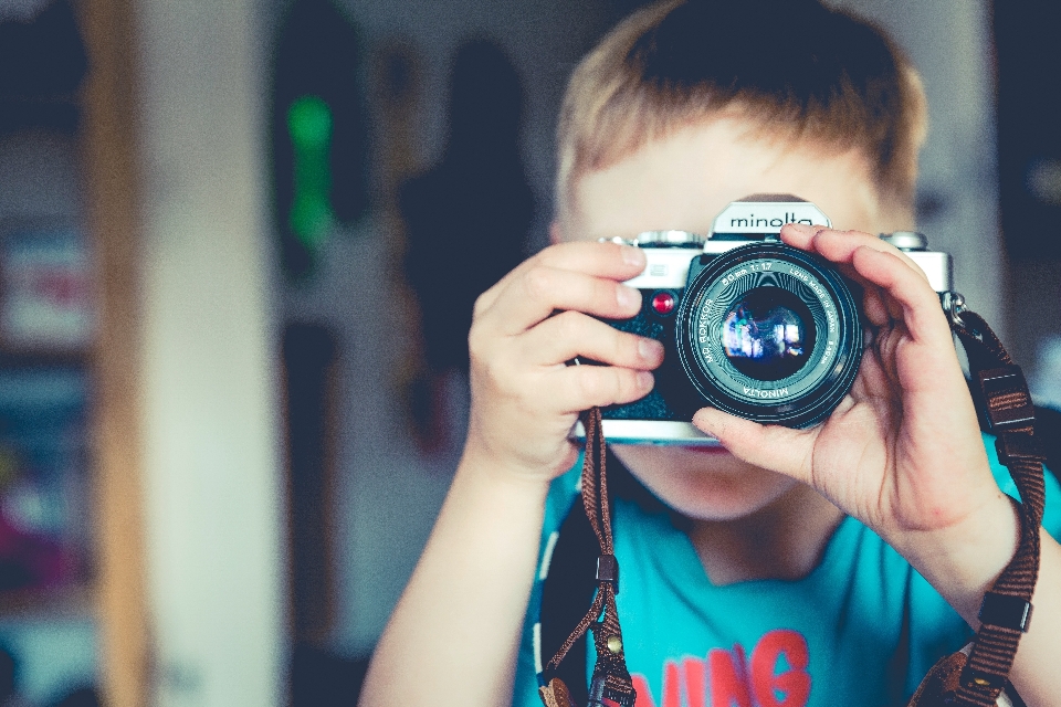 Main fille caméra la photographie